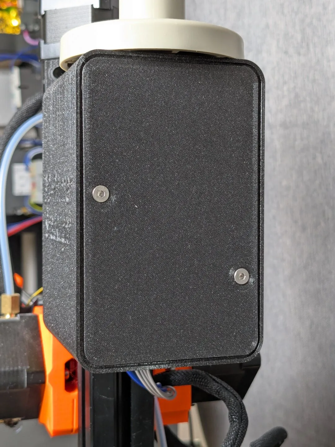 Теневая линия на крышке электронного корпуса