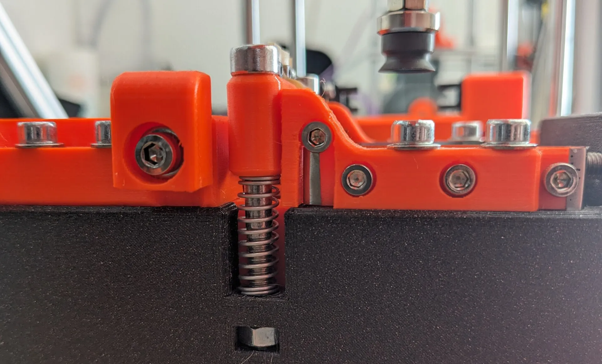 Винт с пружиной для регулировки